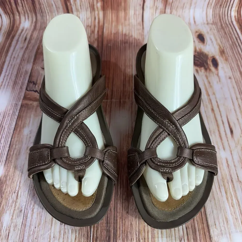 Clarks Sandals Sz 9 Bronze Leather Open Toe Slides Flip Flops Thong Flats Shoes - Picture 3 of 11